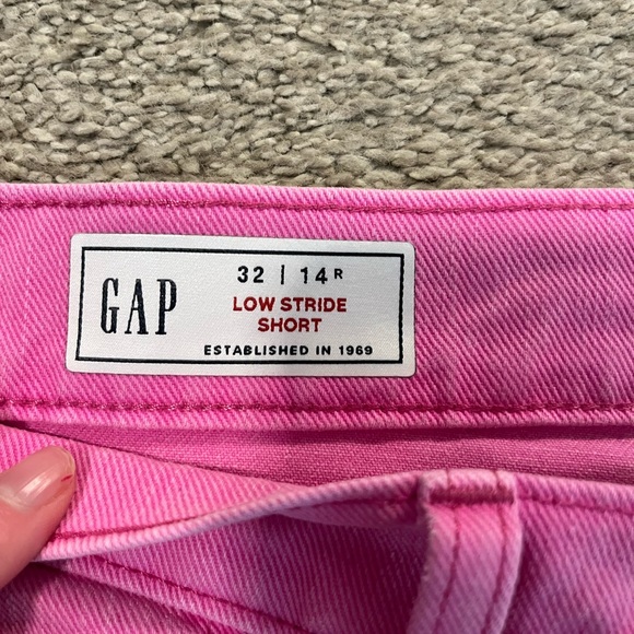 Gap pink Jean shorts size 32/14R - Picture 2 of 3